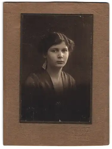 Fotografie Hermann Ziesemer, Hamburg, Dame mit gewelltem Haar