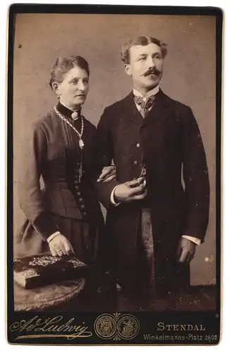 Fotografie A. Ludwig, Stendal, Winkelmanns-Platz 29 /30, Dame mit Halskette und Ehemann