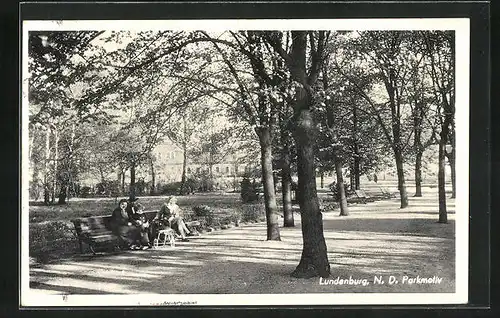 AK Lundenburg, Parkmotiv mit Besuchern