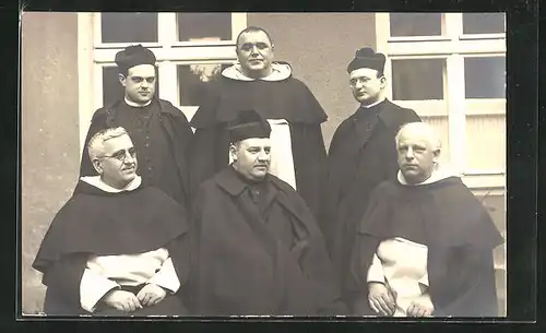 Foto-AK Sechs Geistliche vor einem Gebäude