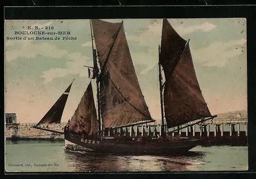 AK Boulogne-sur-Mer, Sortie d`un Bateau de Pêche