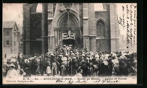 AK Boulogne-sur-Mer, Sortie de Messe, Eglise St-Pierre