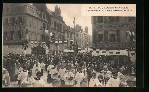 AK Boulogne-sur-Mer, Le procession du Saint Sacrement en 1912