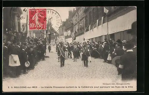 AK Boulogne-sur-Mer, La Grande Procession sortant de la Cathédrale pour parcourir les Rues de la Ville