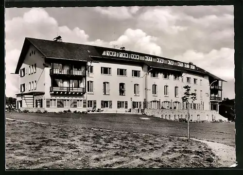 AK Willingen /Waldeck, AEG-Ferienheim mit Hügel