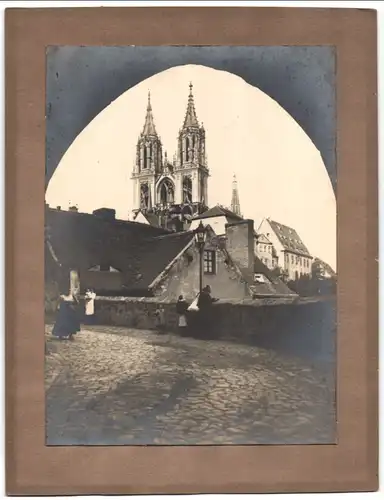 Fotografie Alfred Kraus, Bodenbach, Ansicht Meissen, Kopfsteinpflaster-Strasse mit Dom & umliegenden Gebäuden