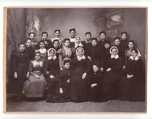 Fotografie unbekannter Fotograf und Ort, Novizin - Ordensschwester-Schule, Mädchenklasse - Gruppe vor Studiokulisse