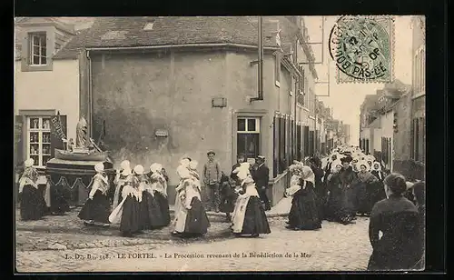 AK Le Portel, La Procession revenant de la Bénédiction de la Mer