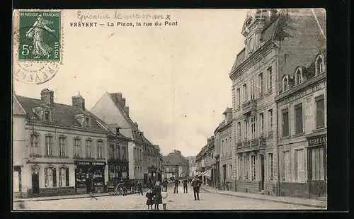 AK Frévent, La Place, La Rue du Pont