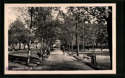 AK Lundenburg, Passanten im Park