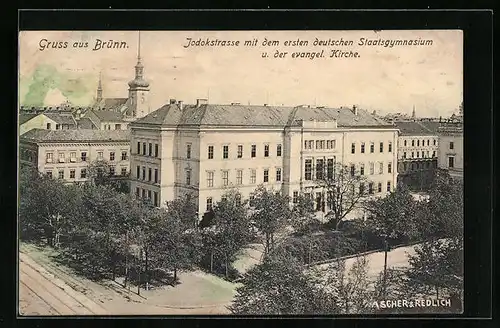 AK Brünn / Brno, Jodokstrasse mit dem ersten deutschen Staatsgymnasium und der evangel. Kirche