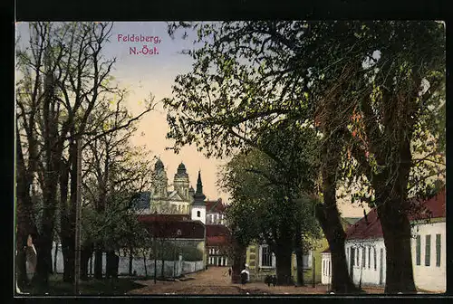 AK Feldsberg, Strassenpartie mit Kirche