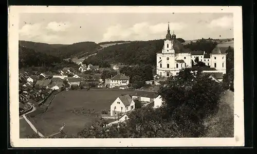 AK Krtiny, Panorama mit Kirche