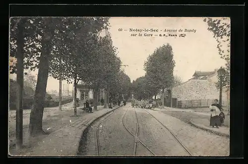 AK Noisy-Le-Sec, Avenue de Bondy sur la Gare
