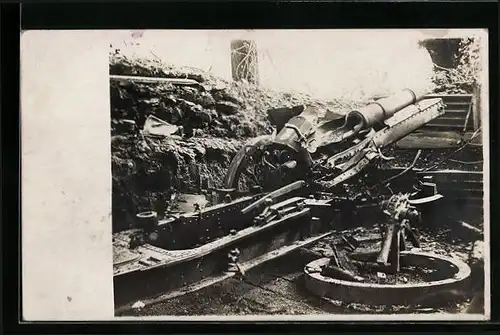 Foto-AK Ein durch Rohrkrepiere zerstörtes Geschütz
