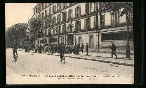 AK Pantin, La route d`Aubervilliers et la manufacture d-allumettes, Sortie des ouvriers