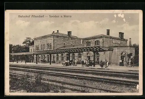 AK Sooden a. Werra, Wartende Passagiere am Bahnhof Allendorf