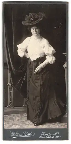 Fotografie William Roth, Berlin, Friedrichstr. 113, Junge elegante Frau mit extravagentem Hut