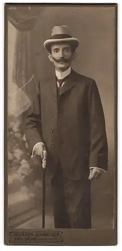 Fotografie Hermann Schmeiser, Karlsruhe, Amalienstr. 85, Älterer eleganter Mann mit Moustache und Gehstock