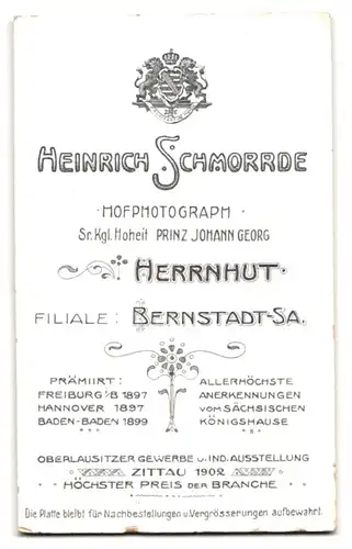 Fotografie Heinrich Schmorrde, Herrnhut, Hübsche Bürgerliche in schwarzem Kleid