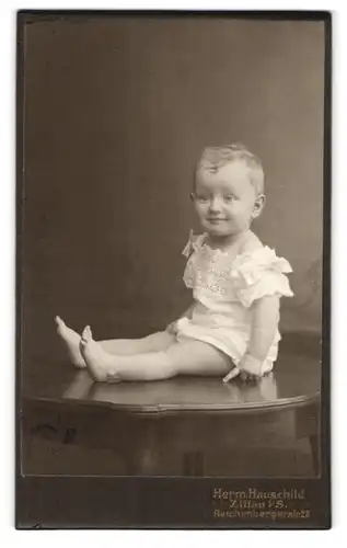 Fotografie Hermann Hauschild, Zittau, Reichenbergerstrasse 28, kleines lächelndes Mädchen