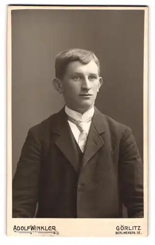 Fotografie Adolf Winkler, Görlitz, Berlinerstrasse 12, Junge in Anzug und Krawatte