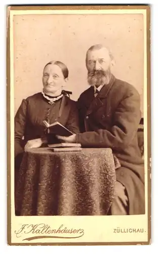 Fotografie Jos Kaltenhäuser, Züllichau, Schwiebusser Strasse 632, älteres Ehepaar mit Büchern