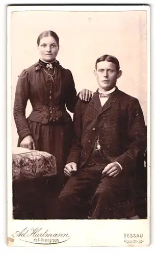 Fotografie Ad. Hartmann, Dessau, Franz-Strasse 24b, junges bürgerliches Paar in eleganter Kleidung