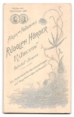 Fotografie Rudolph Hörder, Rathenow, Bahnhof-Strasse, Junge in schlichtem Anzug und Fliege