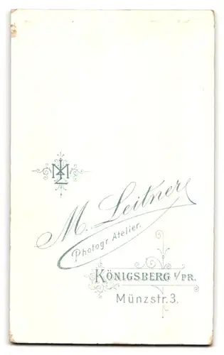 Fotografie M. Leitner, Königsberg, Münzstrasse 3, Frau mit gelocktem Haar in Puffärmelkleid