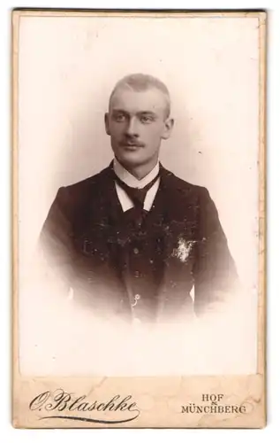 Fotografie O. Blaschke, Münchberg, junger blonder Mann mit Schnurrbart