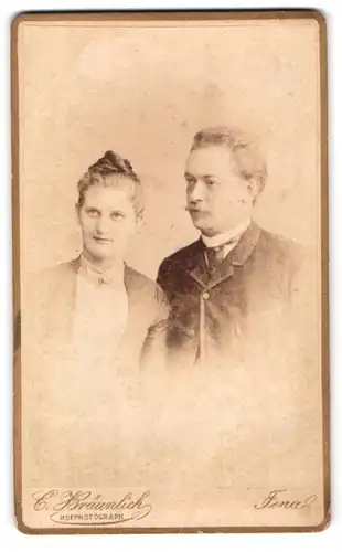 Fotografie L. Bräunlich, Jena, am Holzmarkt, herausgeputztes Ehepaar