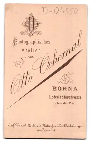 Fotografie Otto Ochernal, Borna, Lobstädterstrasse, Dame an Sessel gelehnt