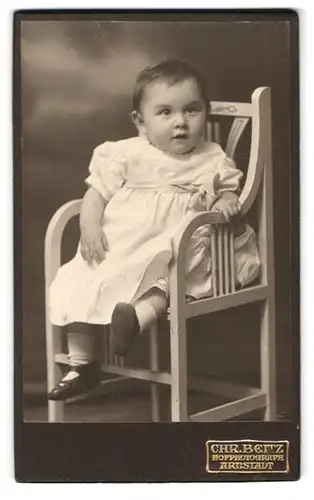 Fotografie Chr. Beitz, Arnstadt, Poststrasse, kleines Mädchen in weissem Kleid