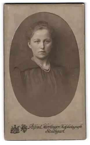 Fotografie Alfred Hirrlinger, Stuttgart, Gartenstrasse 9, junge Frau mit Perlenketten