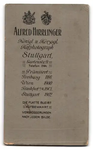 Fotografie Alfred Hirrlinger, Stuttgart, Gartenstrasse 9, junge Frau mit Perlenketten