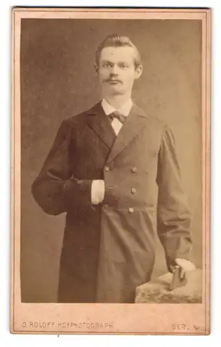 Fotografie Oscar Roloff, Berlin, Tauben-Strasse 20, Portrait Herr mit seiner Hand im Anzug