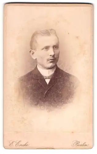 Fotografie Ernst Encke, Berlin, Potsdamer-Str. 125, Portrait Herr mit hellen Haaren und Schnurrbart in Anzug