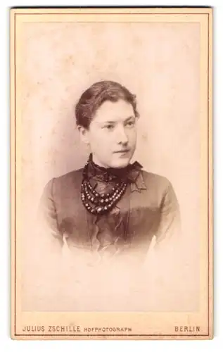 Fotografie Julius Zschille, Berlin, Neue König-Str. 1a, Portrait junge Dame in dunklem Kleid mit Halskette