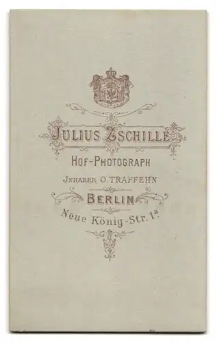 Fotografie Julius Zschille, Berlin, Neue König-Str. 1a, Portrait junge Dame in dunklem Kleid mit Halskette