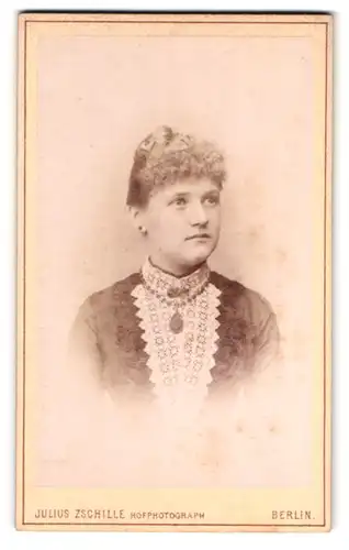 Fotografie Julius Zschille, Berlin, Neue König-Str. 1a, Portrait junge Dame in schwarz-weissem Kleid mit Halskette