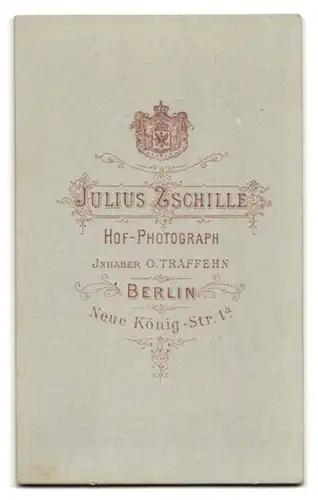 Fotografie Julius Zschille, Berlin, Neue König-Str. 1a, Portrait junge Dame in schwarz-weissem Kleid mit Halskette