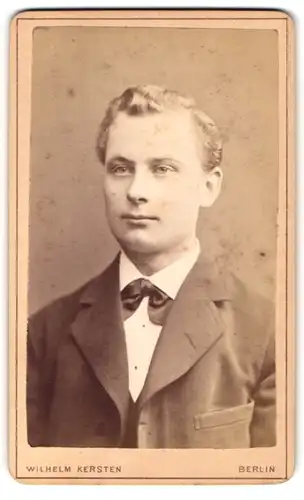 Fotografie Wilhelm Kersten, Berlin, Jerusalemer-Str. 59, Portrait junger Herr in Anzug mit Fliege