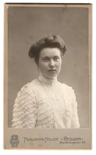 Fotografie Photograph Atelier, Potsdam, Brandenburgerstr. 30, Portrait junge Dame in weissem Kleid
