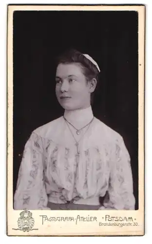 Fotografie Photograh Atelier, Potsdam, Brandenburgerstr. 30, Portrait Dame in Kleid mit Halsketten und Haarschleife