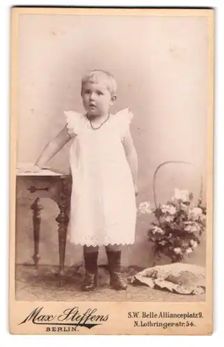 Fotografie Max Steffens, Berlin, Lothringerstr. 54, Portrait Baby in weissem Kleid und Stiefel