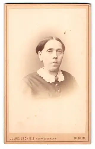 Fotografie Julius Zschille, Berlin, Neue König-Str. 1a, Portrait Dame in dunklem Kleid