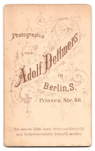 Fotografie Adolf Dettmers, Berlin, Prinzen-Str. 86, Portrait junge Dame in schwarzem Kleid beim Stuhl