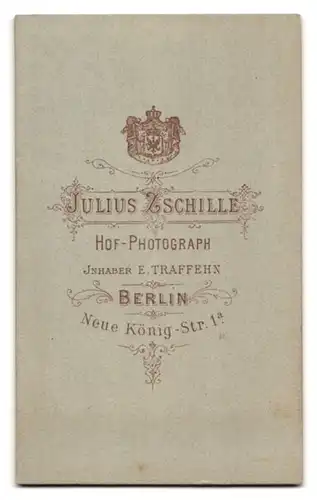 Fotografie Julius Zschille, Berlin, Neue König-Str. 1a, Portrait alte Dame mit Ohrringen in Kleid