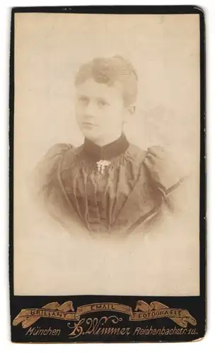 Fotografie Atelier Wimmer, München, Reichenbachstrasse 1a, Portrait junge Dame in schwarzem Kleid